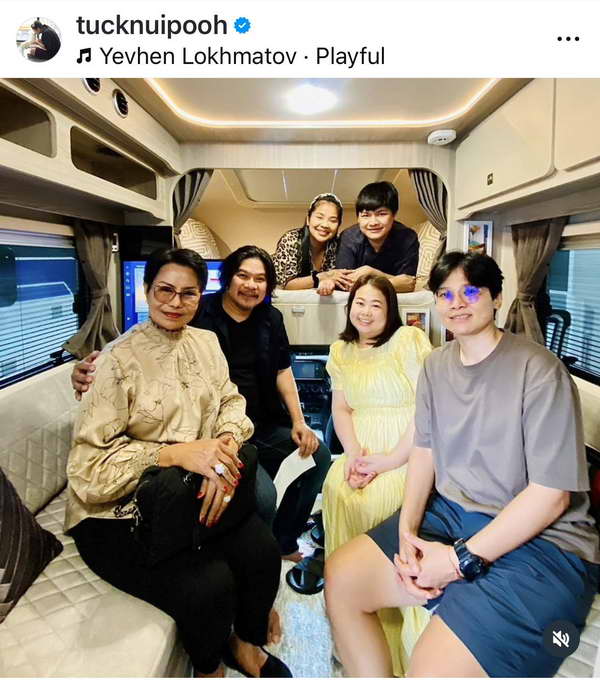 รถบ้าน ป้ายแดง! ตั๊ก ศิริพร พร้อมพาครอบครัวออกทัวร์ ถอยรถใหม่ทะเบียนสวย รถบ้าน ป้ายแดง! ตั๊ก ศิริพร พร้อมพาครอบครัวออกทัวร์ ถอยรถใหม่ทะเบียนสวย