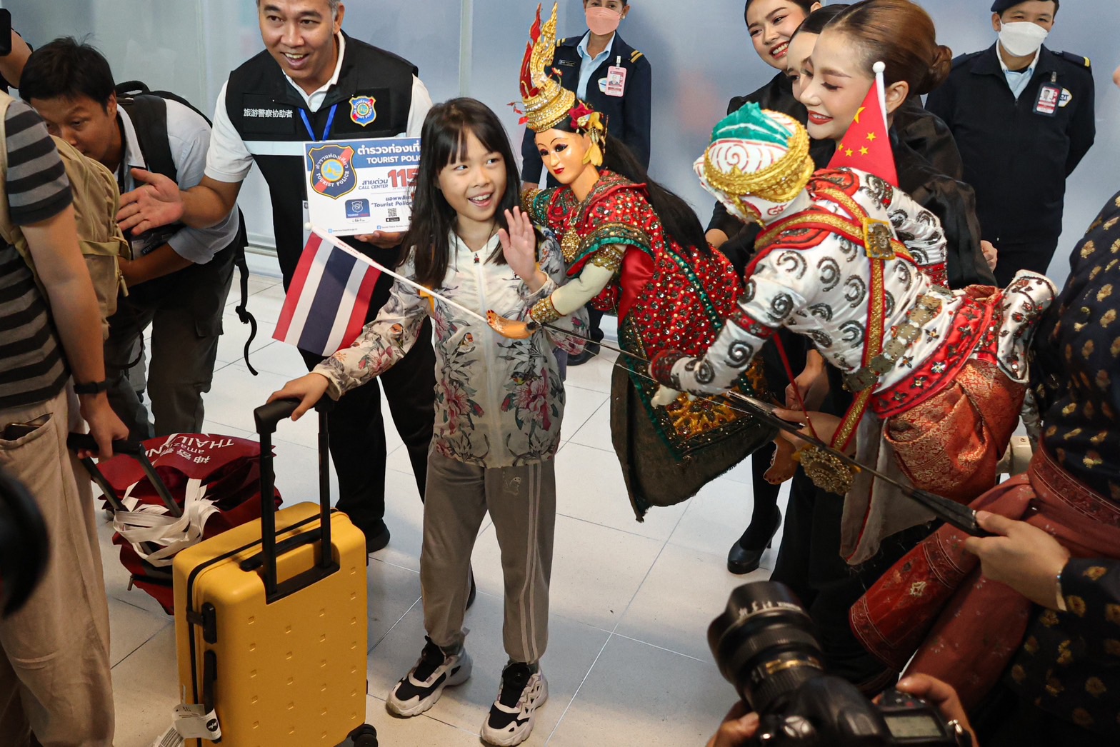 วันแรก วีซ่าฟรี นายกรัฐมนตรีต้อนรับนักท่องเที่ยวจีน-กระตุ้นท่องเที่ยวครั้งใหญ่ วันแรก วีซ่าฟรี นายกรัฐมนตรีต้อนรับนักท่องเที่ยวจีน-กระตุ้นท่องเที่ยวครั้งใหญ่