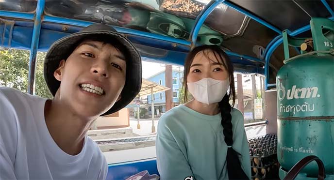 เปิดวาร์ป ‘น้องจี’ ร่วมทริปสองแถว ‘คัลแลน - พี่จอง’ ชาวเน็ตตามหากันให้ควั่ก! เปิดวาร์ป ‘น้องจี’ ร่วมทริปสองแถว ‘คัลแลน - พี่จอง’ ชาวเน็ตตามหากันให้ควั่ก!