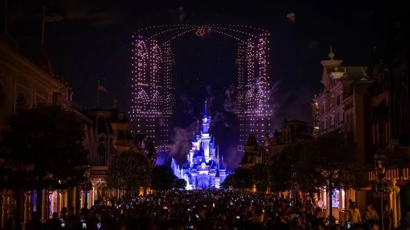 Disneyland Paris สร้างสถิติโลกโชว์บินโดรนพร้อมแสงสีเสียงสุดอลังการ !