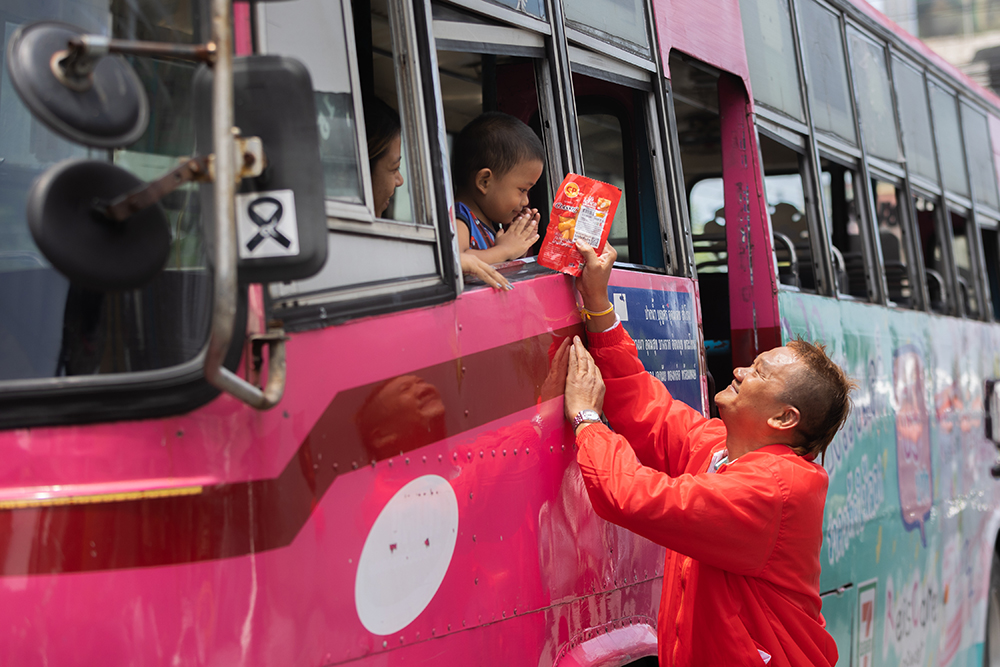 CPF ยกทัพไรเดอร์ ลุยแจกฟรี! 'ไส้กรอก ซีพี' กินดีทุกเช้า ย่านธุรกิจกลางกรุง