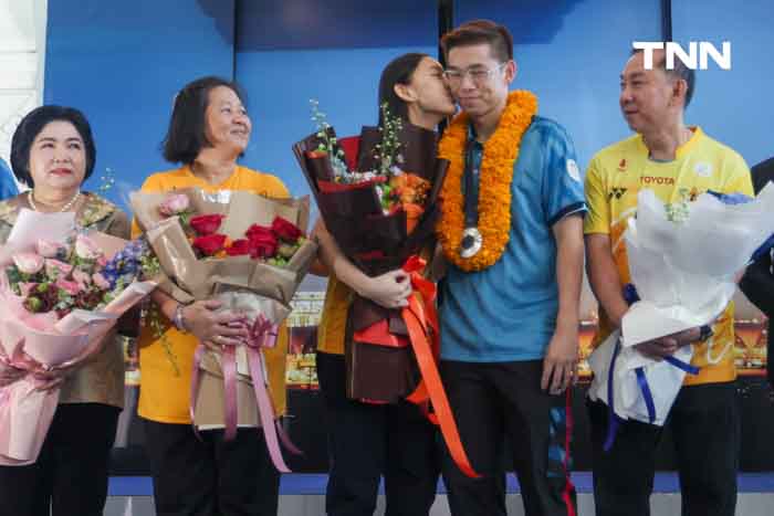 วิว กุลวุฒิ” เดินทางถึงไทย หลังสร้างประวัติศาสตร์คว้าเหรียญเงินให้ทัพแบดไทย