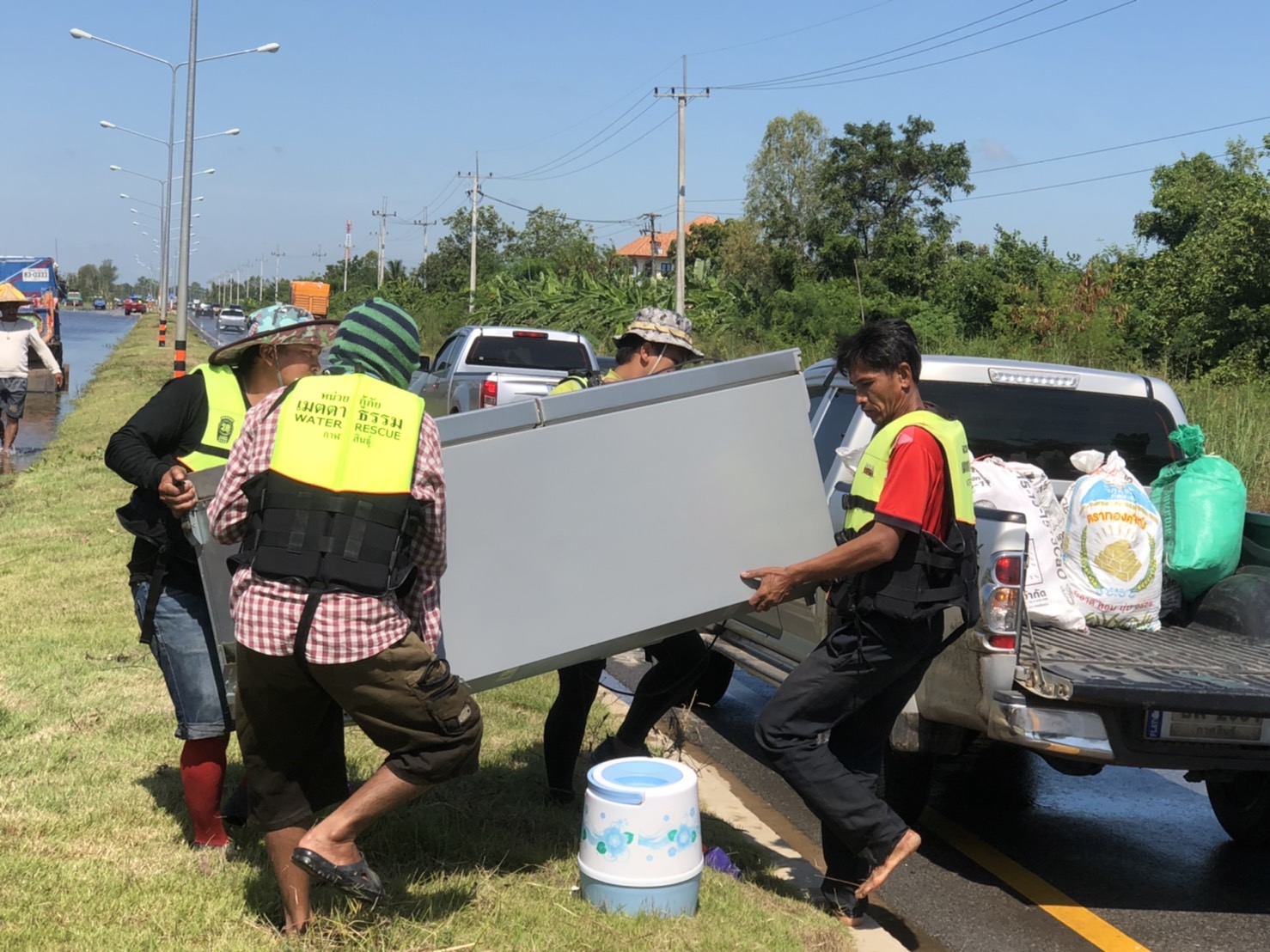 มวลน้ำขยายวงกว้าง! เอ่อท่วมถนนกาฬสินธุ์-ร้อยเอ็ด ทะลักเข้าหลายชุมชน มวลน้ำขยายวงกว้าง! เอ่อท่วมถนนกาฬสินธุ์-ร้อยเอ็ด ทะลักเข้าหลายชุมชน