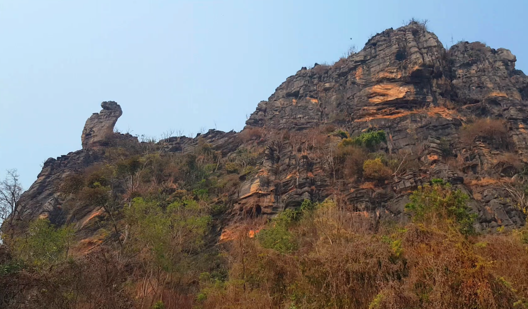 ชาวเน็ตฮือฮา! หินรูปร่างแปลกคล้าย “ฝ่ามือพระยูไล” ยอดผา จ.สุโขทัย ชาวเน็ตฮือฮา! หินรูปร่างแปลกคล้าย “ฝ่ามือพระยูไล” ยอดผา จ.สุโขทัย