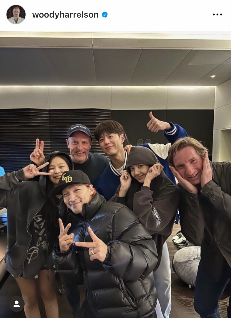 ช็อตหายาก!! 'ลิซ่า-เจนนี่-พัคโบกอม-แทยัง-Woody Harrelson' กระทบไหล่ที่กรุงโซล