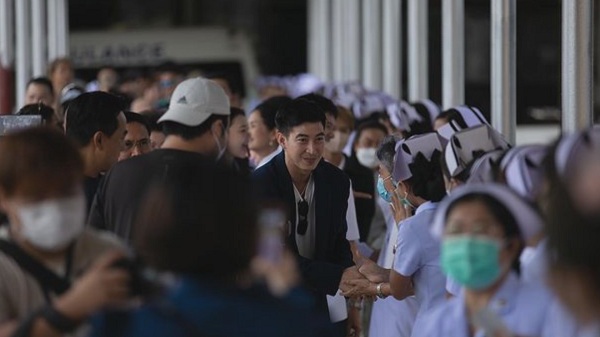 “โตโน่” ส่งมอบอุปกรณ์การแพทย์มูลค่ากว่า 100 ล้านบาท  (มีคลิป)