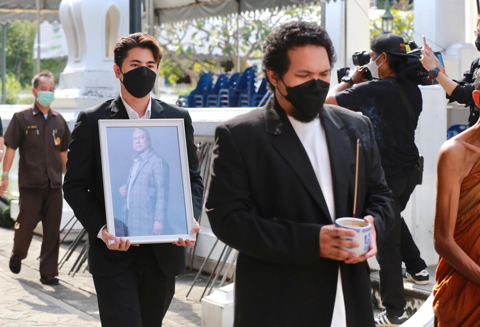 คนบันเทิงร่วมพิธีฌาปนกิจ “ต๊ะ นิรัตติศัย กัลย์จาฤก”