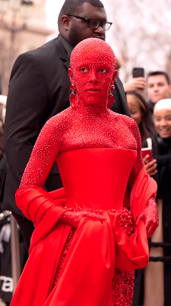 ตัวตึงที่ปารีส!! ‘โดจา แคท’ ชวนตื่นตารายวันกับลุคนั่งชมแฟชั่นโชว์