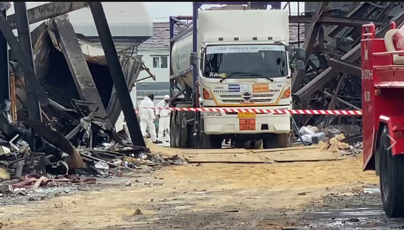 เริ่มแล้วขนย้ายสารเคมี 600 ตัน เหตุไฟไหม้โรงงานกิ่งแก้ว เริ่มแล้วขนย้ายสารเคมี 600 ตัน เหตุไฟไหม้โรงงานกิ่งแก้ว