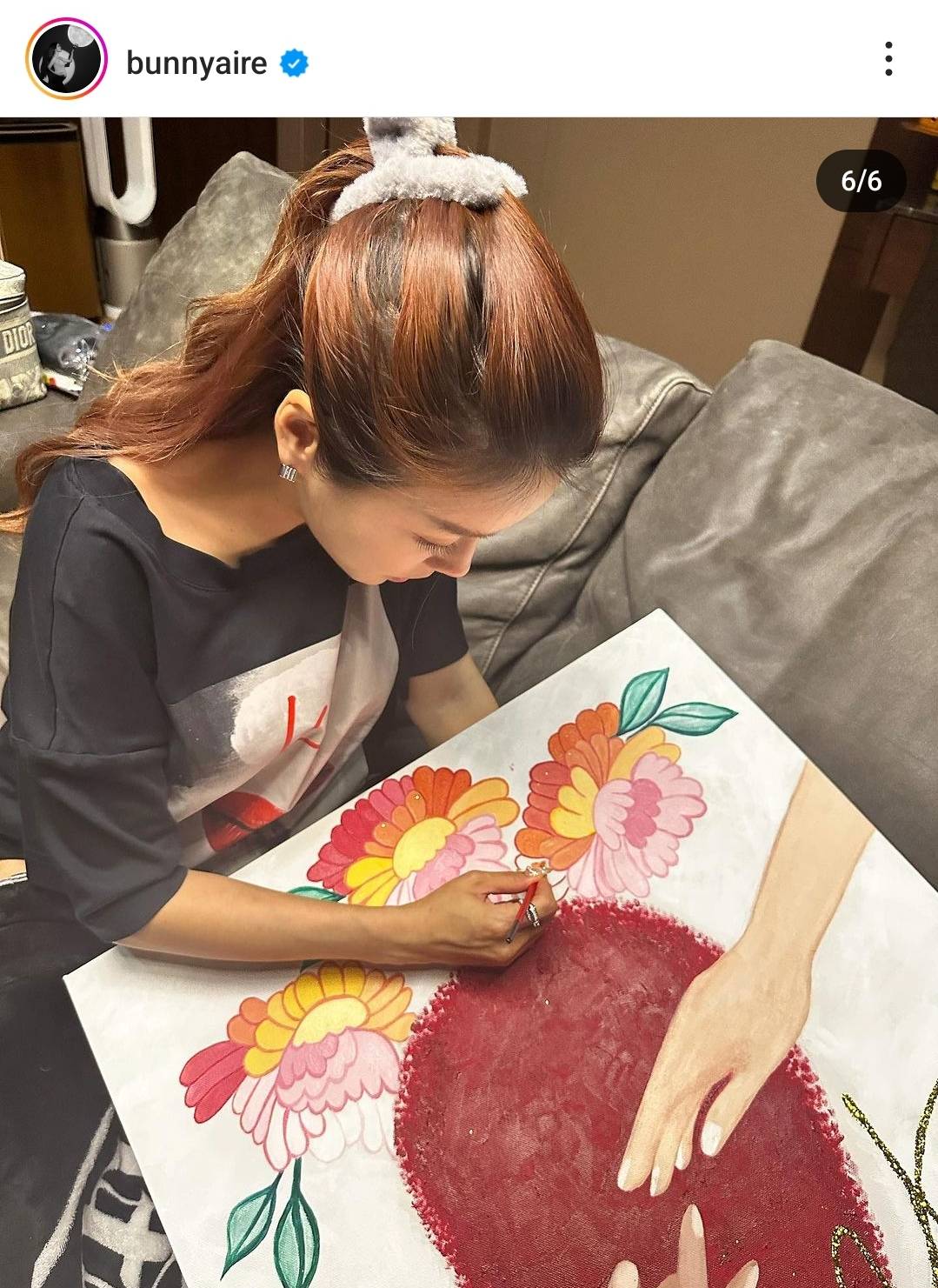 แอร์ ภัณฑิลา อุ้มท้องลูกน้อยวาดรูปร่วมทำบุญในมูลนิธิมะเร็ง