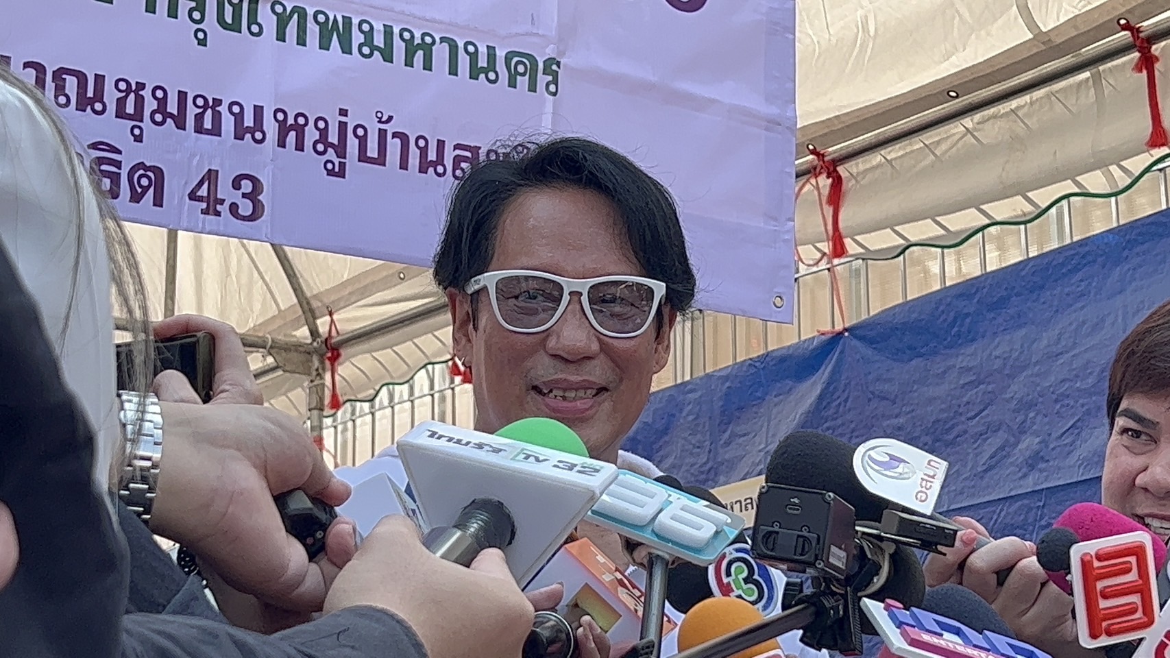 เลือกตั้ง 2566 เบิร์ด ธงไชย เข้าคูหา ชวนคนรุ่นใหม่ไปใช้สิทธิเลือกตั้ง