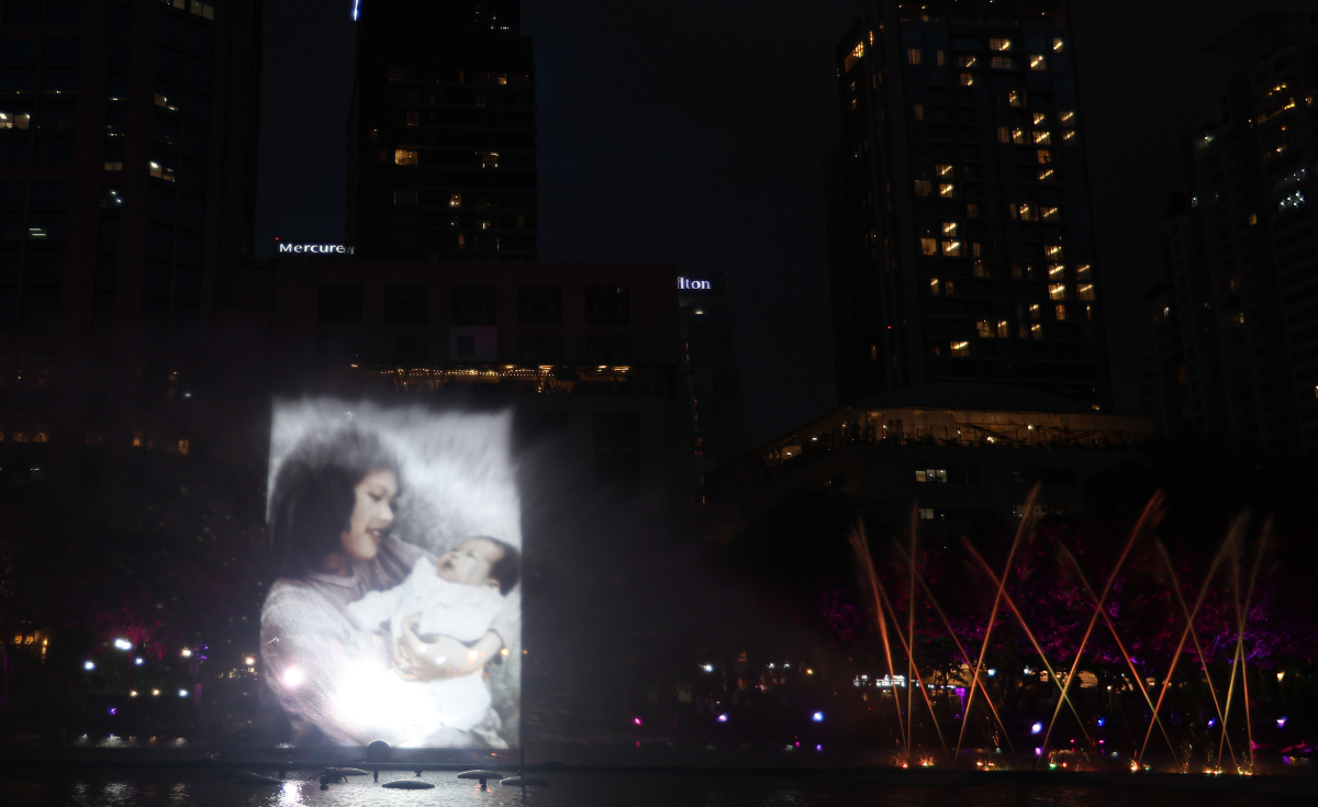 เฉลิมพระเกียรติสมเด็จพระพันปีหลวง แสดงม่านน้ำ ประกอบแสง สี เสียง