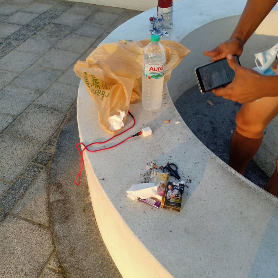 สุดเอือม!ปชช.ตั้งวงดื่มสุรานอนสลบเกลื่อนหาดบางแสนไม่แคร์โควิด สุดเอือม!ปชช.ตั้งวงดื่มสุรานอนสลบเกลื่อนหาดบางแสนไม่แคร์โควิด