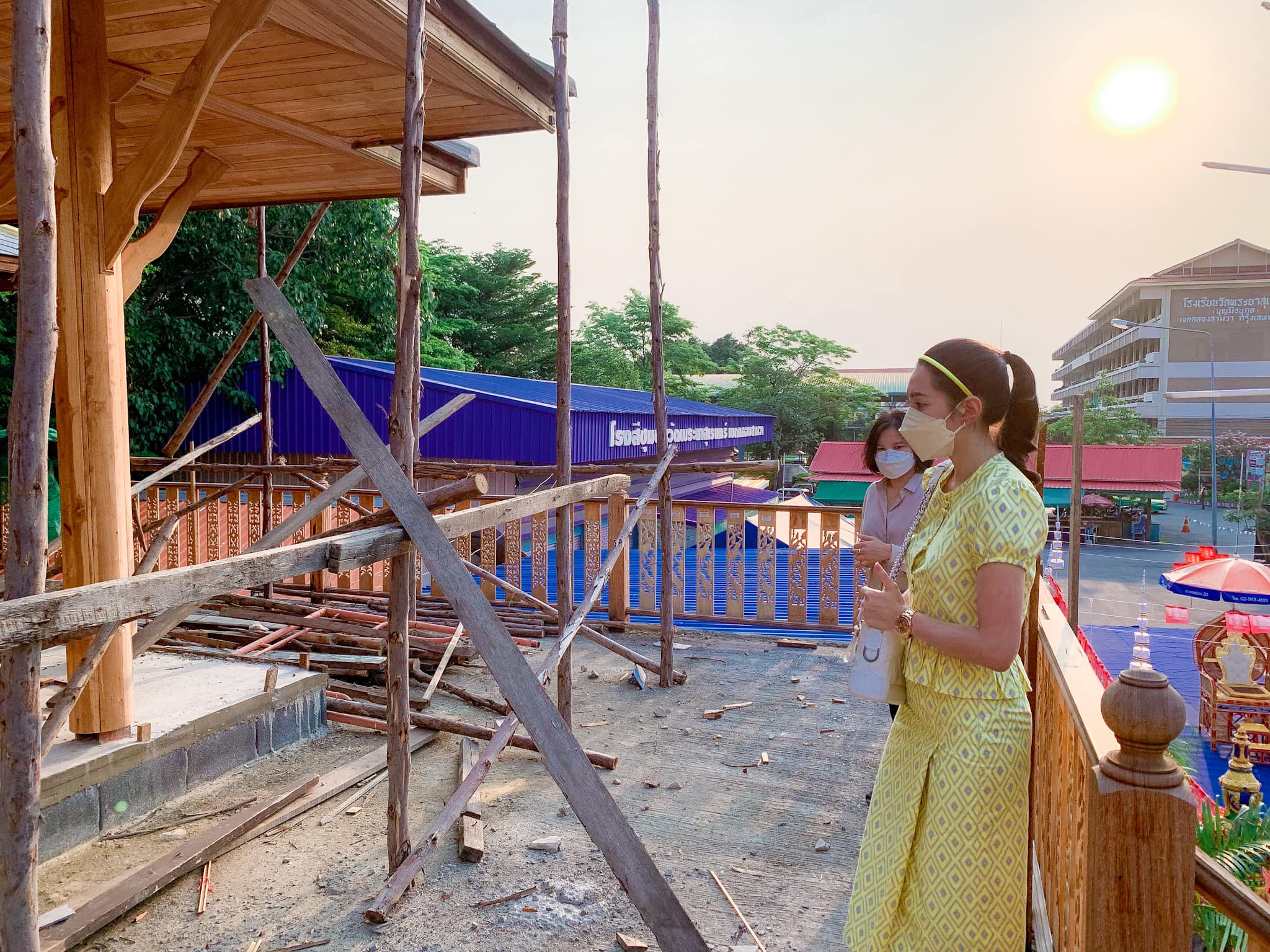 เบลล่า สวมชุดไทยทำบุญ พร้อมอัปเดตเรือนไทยที่สร้างให้วัด