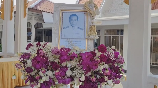 อ๊อฟ พงษ์พัฒน์ อาลัยคุณพ่อครั้งสุดท้าย ในพิธีฌาปนกิจ   (มีคลิป)