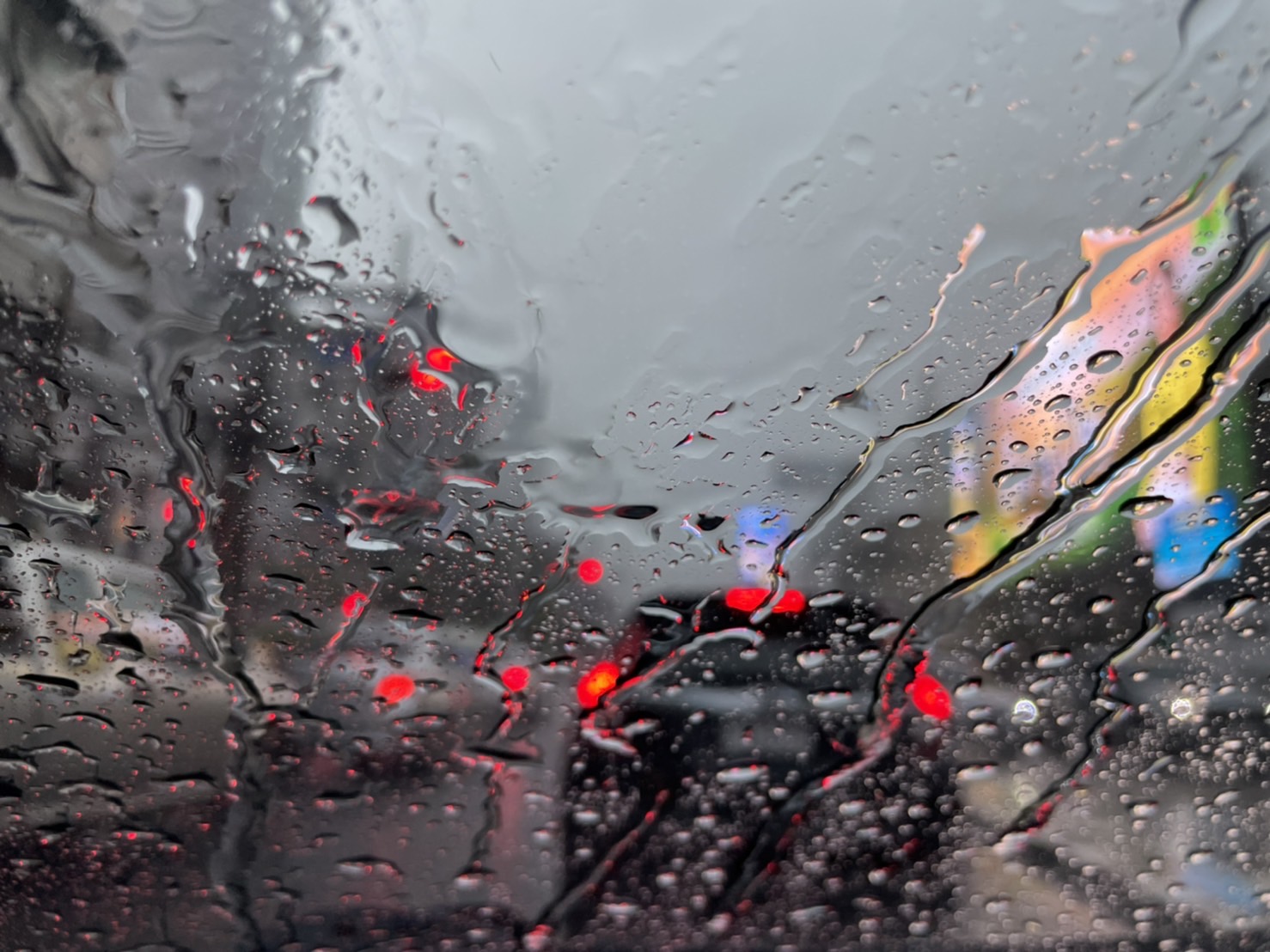 “ฝนถล่มกรุง น้ำท่วมรอการระบายข้ามคืน” “ฝนถล่มกรุง น้ำท่วมรอการระบายข้ามคืน”