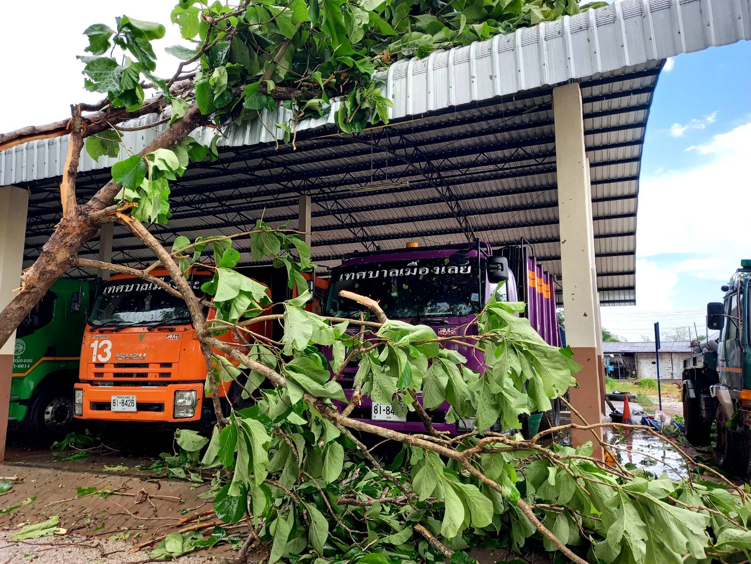 พายุพัดถล่ม จ.เลย! จวนผู้ว่าฯบ้านรือน ตลาด เสียหาย พายุพัดถล่ม จ.เลย! จวนผู้ว่าฯบ้านรือน ตลาด เสียหาย