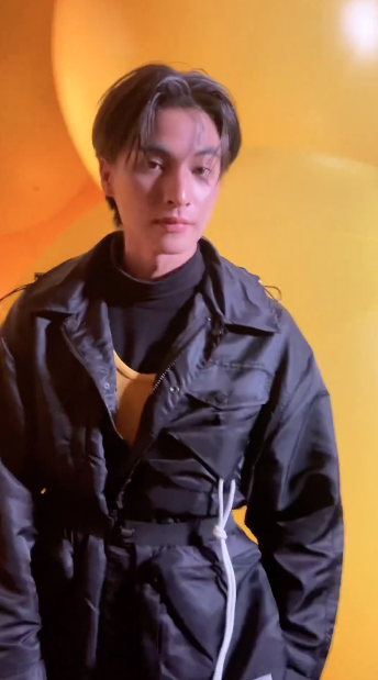 กลัฟ คณาวุฒิ - จองอิลอู'!! หล่อคูลกระทบไหล่ชมแฟชั่นโชว์ Onitsuka Tiger ที่มิลาน