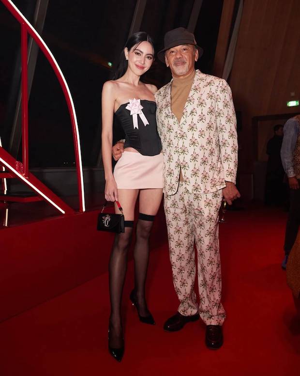 เดินสับบนรันเวย์โลก!! ‘ใหม่ ดาวิกา’ เดินแบบประชันดารานางแบบโลกที่ปารีส