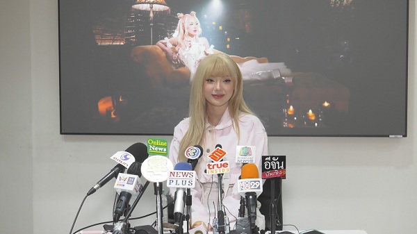 “พลอยชมพู” ปล่อยโฮไร้งานนาน 2 ปี เตรียมยื่นฟ้องต้นสังกัดเก่า    (มีคลิป)