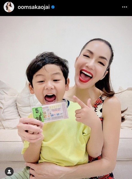 คนบันเทิงดวงเฮง ถูกลอตเตอรี่ ต้อนรับวันตรุษจีน คนบันเทิงดวงเฮง ถูกลอตเตอรี่ ต้อนรับวันตรุษจีน