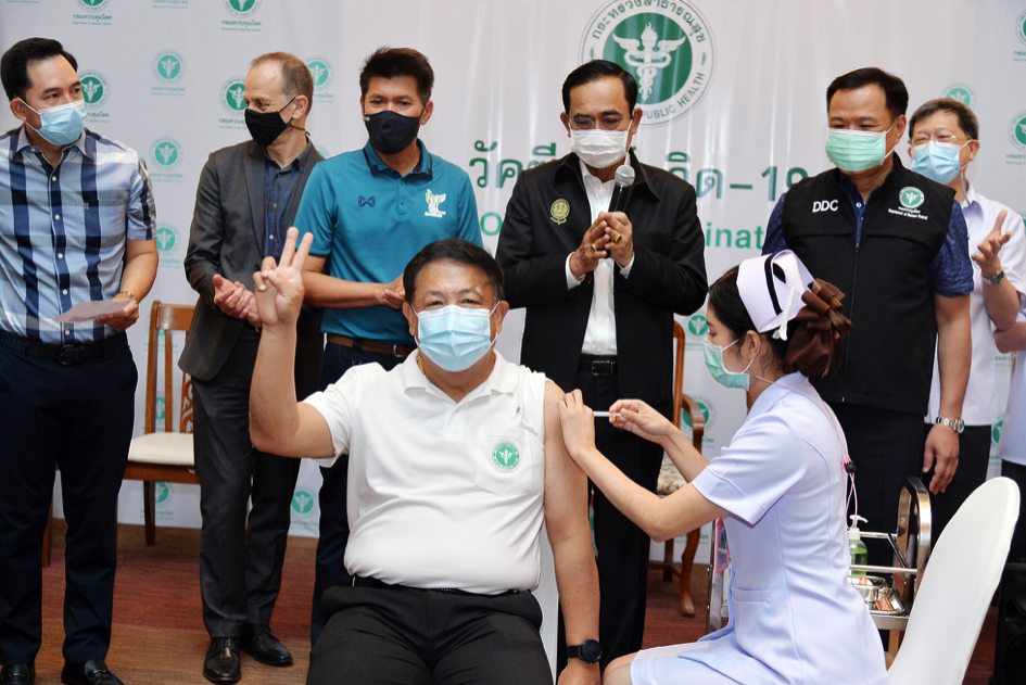 นาทีประวัติศาสตร์! นพ.ยงฉีดวัคซีนโควิด 19 เข็มแรกให้ ‘อนุทิน’ นาทีประวัติศาสตร์! นพ.ยงฉีดวัคซีนโควิด 19 เข็มแรกให้ ‘อนุทิน’