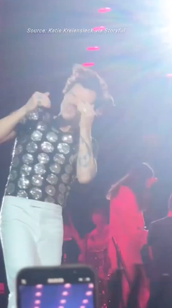 โดนเข้าที่ตาซ้าย!! ‘แฮร์รี่ สไตลส์’ เหยื่อแฟนเพลงโยนของใส่ระหว่างโชว์ ล่าสุดเจ็บซ้ำที่เวียนนา โดนเข้าที่ตาซ้าย!! ‘แฮร์รี่ สไตลส์’ เหยื่อแฟนเพลงโยนของใส่ระหว่างโชว์ ล่าสุดเจ็บซ้ำที่เวียนนา