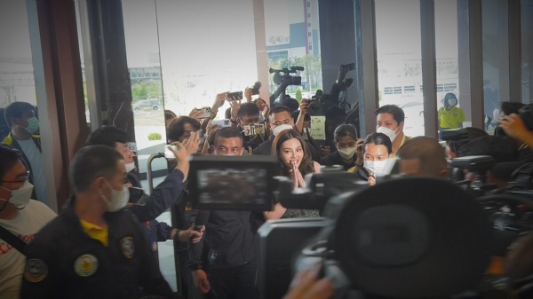 ดิว อริสรา รู้สึกปลดล็อกตัวเอง เข้าให้ปากคำฐานะพยานคดีเว็บพนัน (มีคลิป) ดิว อริสรา รู้สึกปลดล็อกตัวเอง เข้าให้ปากคำฐานะพยานคดีเว็บพนัน (มีคลิป)