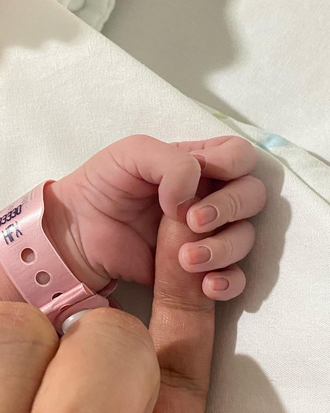 ฟลุค - นาตาลี เผยภาพน่ายินดี ต้อนรับลูกสาว ลืมตาดูโลก ฟลุค - นาตาลี เผยภาพน่ายินดี ต้อนรับลูกสาว ลืมตาดูโลก