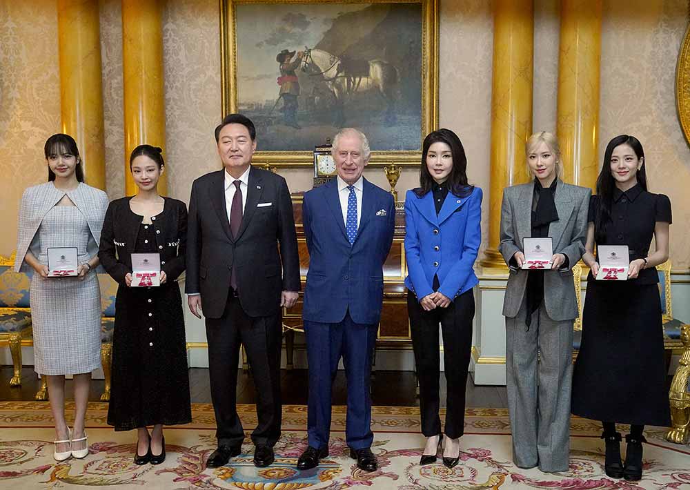 4 สาวสมาชิก BLACKPINK รับพระราชทานเครื่องราชฯ จากพระเจ้าชาร์ลส์ที่ 3