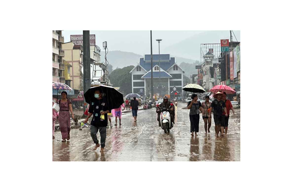 แม่สายน้ำลด ระดมเครื่องจักรเริ่มทำความสะอาดเมือง แม่สายน้ำลด ระดมเครื่องจักรเริ่มทำความสะอาดเมือง