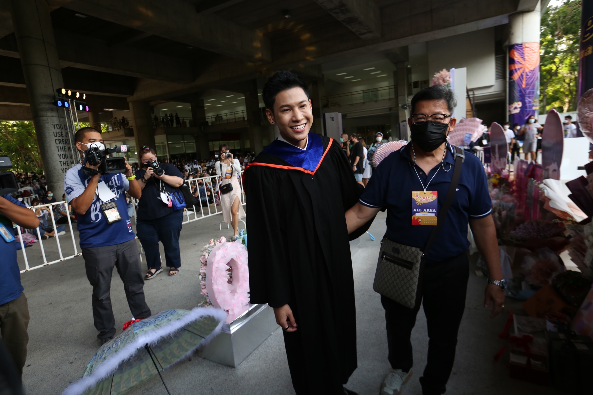 “สิงโต ปราชญา” ซ้อมใหญ่รับปริญญา ม.กรุงเทพ แฟนคลับร่วมยินดี “สิงโต ปราชญา” ซ้อมใหญ่รับปริญญา ม.กรุงเทพ แฟนคลับร่วมยินดี