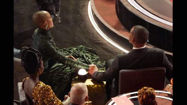 ทำไมยังขำออก?!! ชาวเน็ตแชร์ภาพภรรยา ‘วิส สมิธ’ หัวเราะหลังช็อตตบประวัติศาสตร์ (มีคลิป) ทำไมยังขำออก?!! ชาวเน็ตแชร์ภาพภรรยา ‘วิส สมิธ’ หัวเราะหลังช็อตตบประวัติศาสตร์ (มีคลิป)