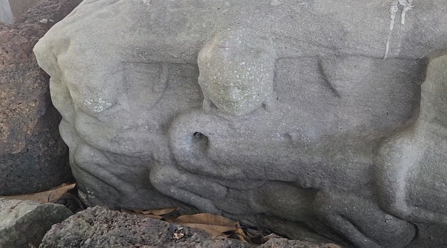 ฮือฮา!ขอนแก่นพบโบราณสถานขนาดใหญ่กลางทุ่งนา อายุกว่า 900 ปี 