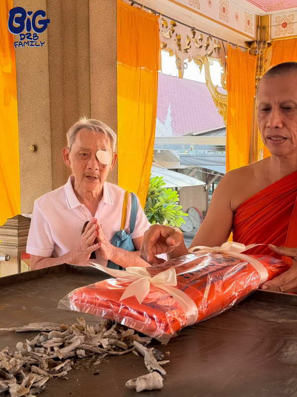สุดอาลัย! พ่ออุดม ทำพิธีลอยอังคารอัฐิคุณแม่ บิ๊ก D2B ส่งขึ้นสวรรค์พบลูกชาย