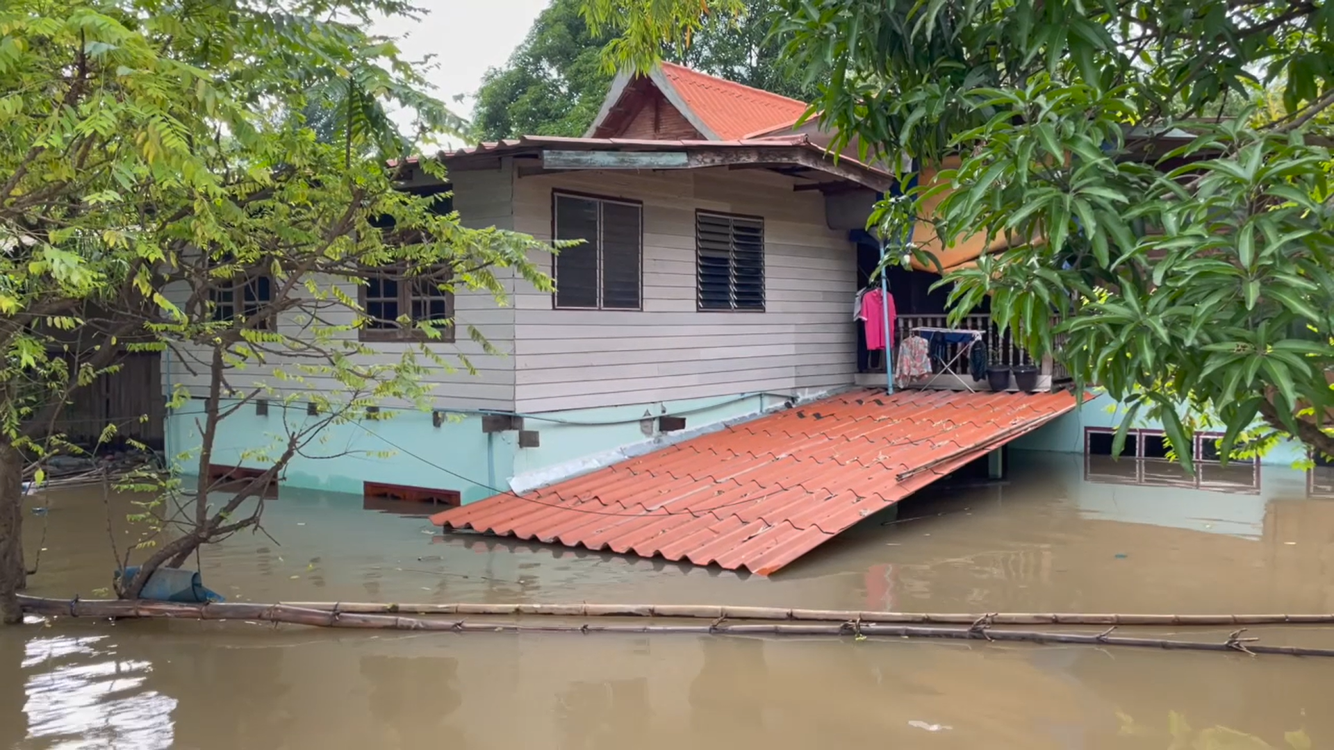 ประมวลภาพ น้ำท่วมอยุธยา จม 157 จุด ท้ายเขื่อนพระรามหกยังวิกฤต ประมวลภาพ น้ำท่วมอยุธยา จม 157 จุด ท้ายเขื่อนพระรามหกยังวิกฤต