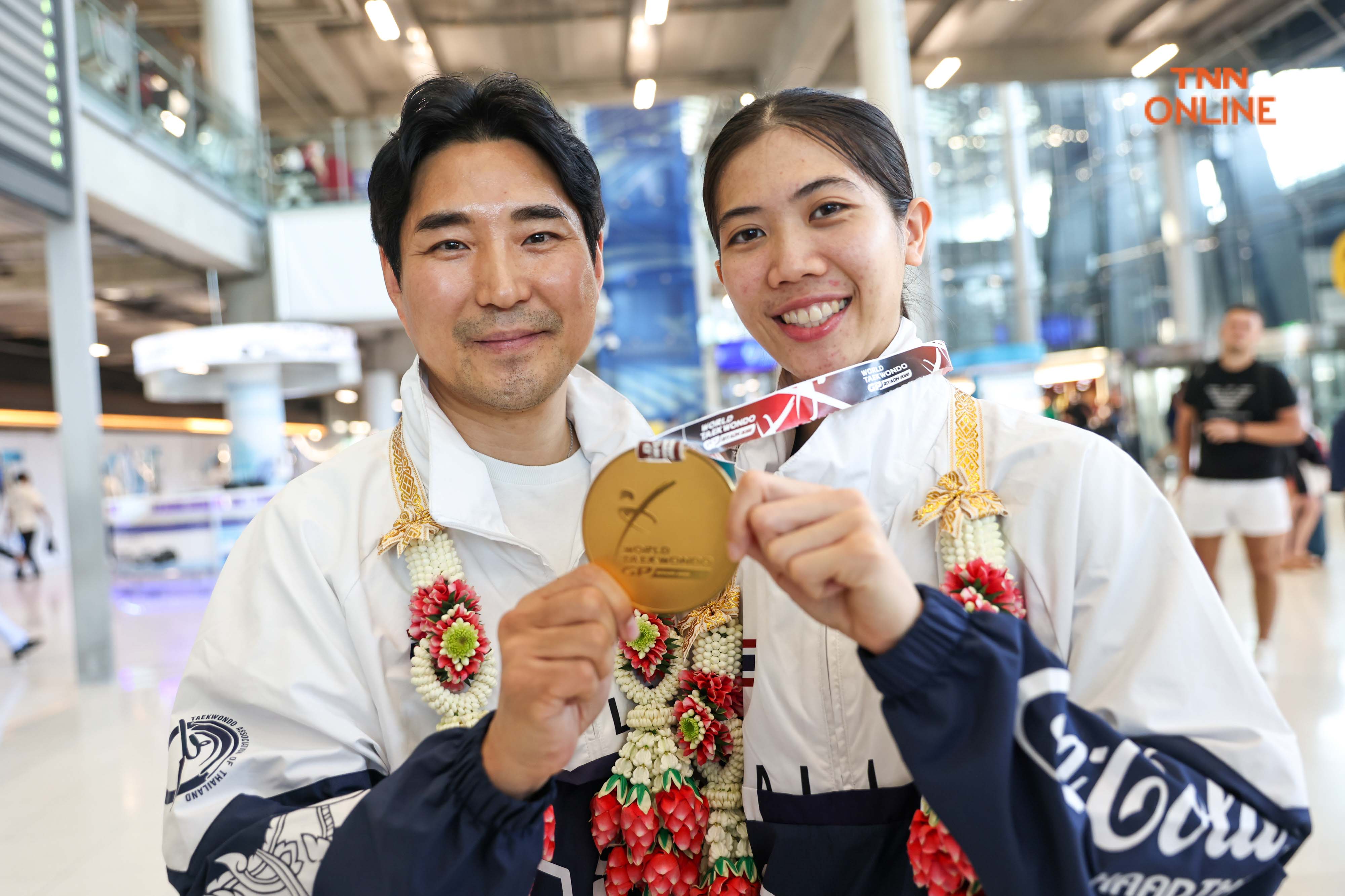 น้องเทนนิสเดินทางกลับถึงไทย พร้อมคว้ารางวัลนักกีฬาเทควันโดหญิงยอดเยี่ยมแห่งปี น้องเทนนิสเดินทางกลับถึงไทย พร้อมคว้ารางวัลนักกีฬาเทควันโดหญิงยอดเยี่ยมแห่งปี