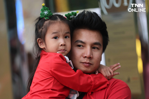 เอาใจเด็กวันคริสต์มาส ลุงซานต้าโผล่สร้างสีสันใจกลางเมือง