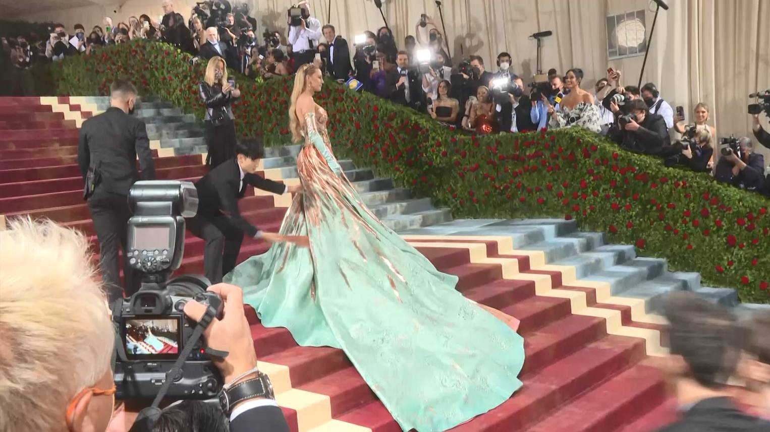 เหล่าคนดังเฉิดฉายในชุดสุดอลังในช่วงแรกของการจัดงาน Met Gala ปี 2022 เหล่าคนดังเฉิดฉายในชุดสุดอลังในช่วงแรกของการจัดงาน Met Gala ปี 2022