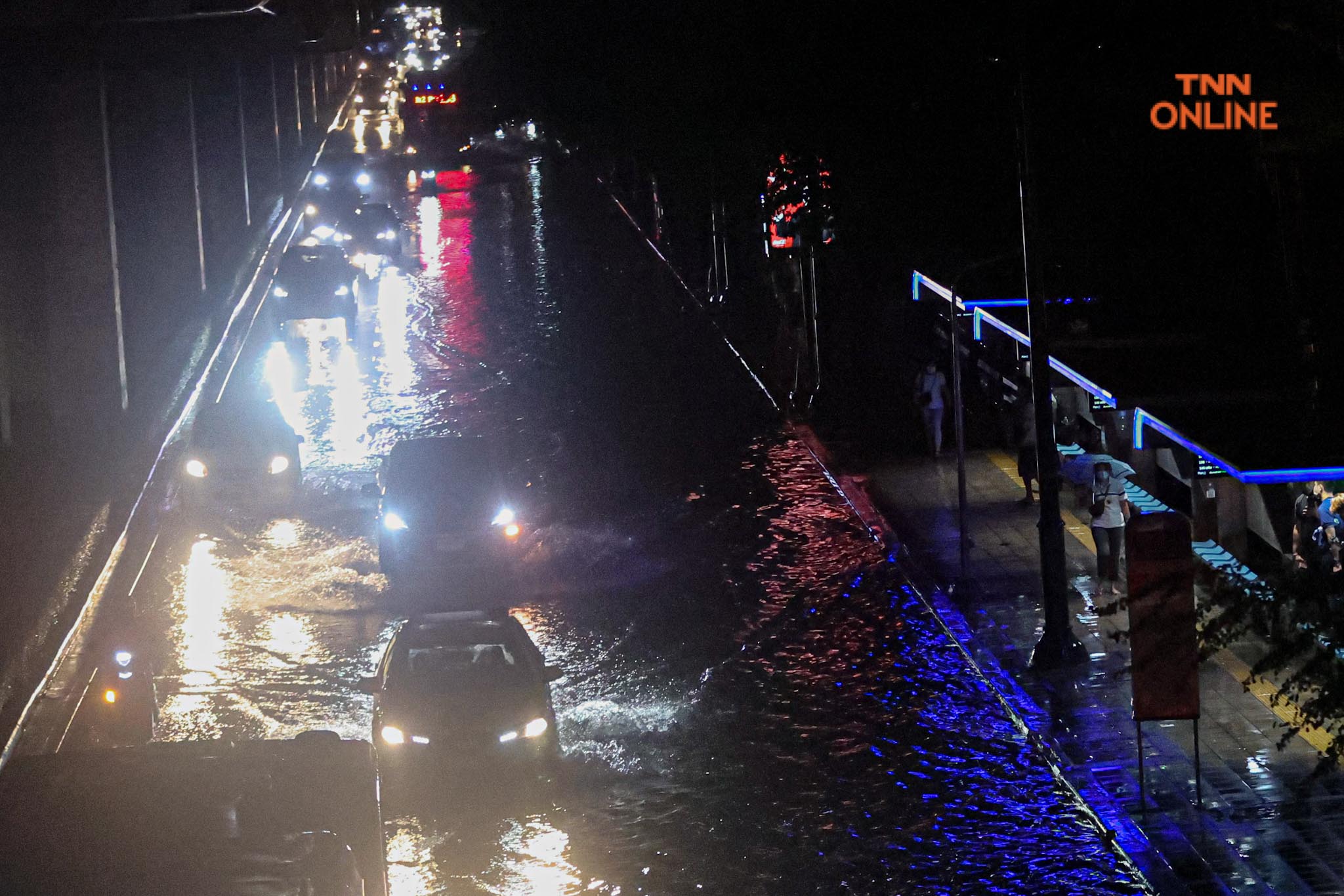 ฝนถล่มกรุง น้ำท่วมขัง บีทีเอส หมอชิต การสัญจรลำบาก ฝนถล่มกรุง น้ำท่วมขัง บีทีเอส หมอชิต การสัญจรลำบาก