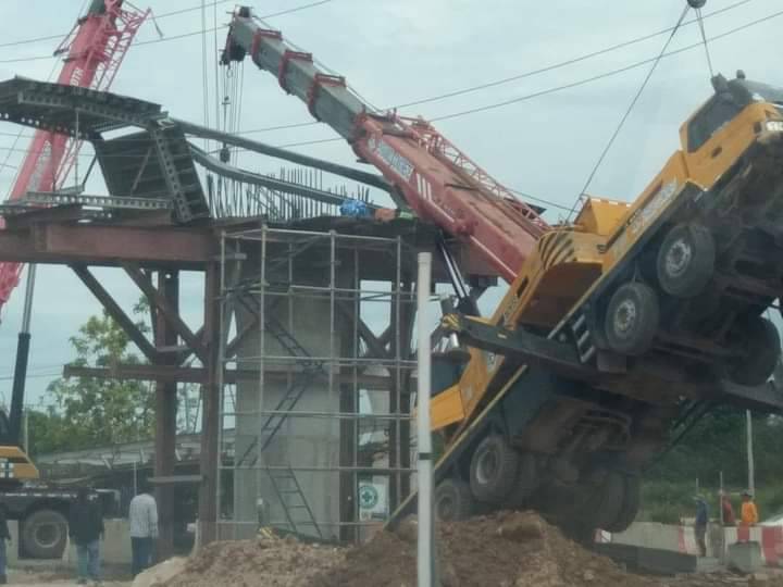 ระทึก! รถเครนเสียหลัก หงายท้องฟาดโครงเหล็กหล่น โชคดีไม่คนเจ็บ 