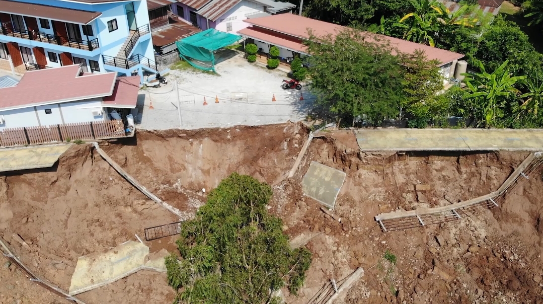 เปิดภาพนาทีระทึก! เสียงดังสนั่น ตลิ่งน้ำ จ.เลย ดินสไลด์พังถล่ม เปิดภาพนาทีระทึก! เสียงดังสนั่น ตลิ่งน้ำ จ.เลย ดินสไลด์พังถล่ม