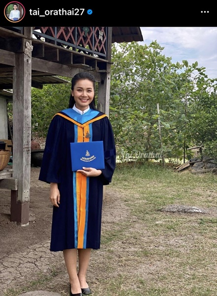 ต่าย อรทัย คว้าปริญญาอีกหนึ่งใบ ได้สำเร็จ แฟนคลับแห่ยินดีอย่างล้นหลาม ต่าย อรทัย คว้าปริญญาอีกหนึ่งใบ ได้สำเร็จ แฟนคลับแห่ยินดีอย่างล้นหลาม