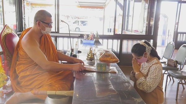 ทำบุญง่ายๆสไตล์ “เมจิ คัคกิ่งรักส์” ในยุคโควิด-19 (มีคลิป) ทำบุญง่ายๆสไตล์ “เมจิ คัคกิ่งรักส์” ในยุคโควิด-19 (มีคลิป)