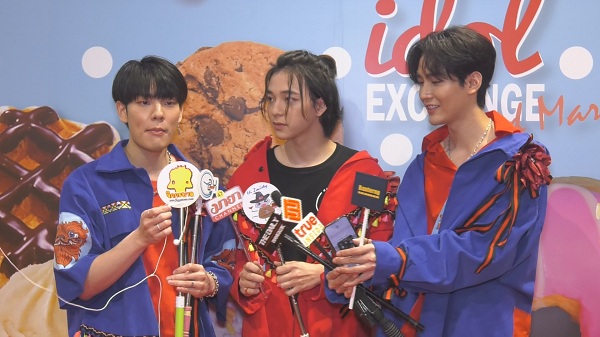 แฟนคลับแห่ประมูลรูป “บาส-คิมม่อน-คอปเตอร์” ได้ยอดนับแสน (มีคลิป) แฟนคลับแห่ประมูลรูป “บาส-คิมม่อน-คอปเตอร์” ได้ยอดนับแสน (มีคลิป)