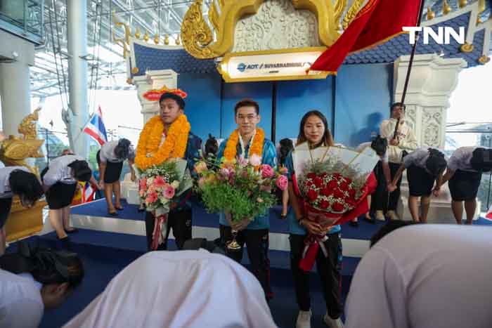 วิว กุลวุฒิ” เดินทางถึงไทย หลังสร้างประวัติศาสตร์คว้าเหรียญเงินให้ทัพแบดไทย