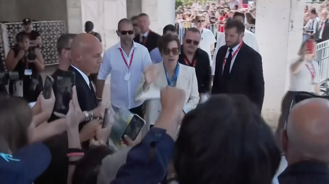 โดนเข้าที่ตาซ้าย!! ‘แฮร์รี่ สไตลส์’ เหยื่อแฟนเพลงโยนของใส่ระหว่างโชว์ ล่าสุดเจ็บซ้ำที่เวียนนา โดนเข้าที่ตาซ้าย!! ‘แฮร์รี่ สไตลส์’ เหยื่อแฟนเพลงโยนของใส่ระหว่างโชว์ ล่าสุดเจ็บซ้ำที่เวียนนา