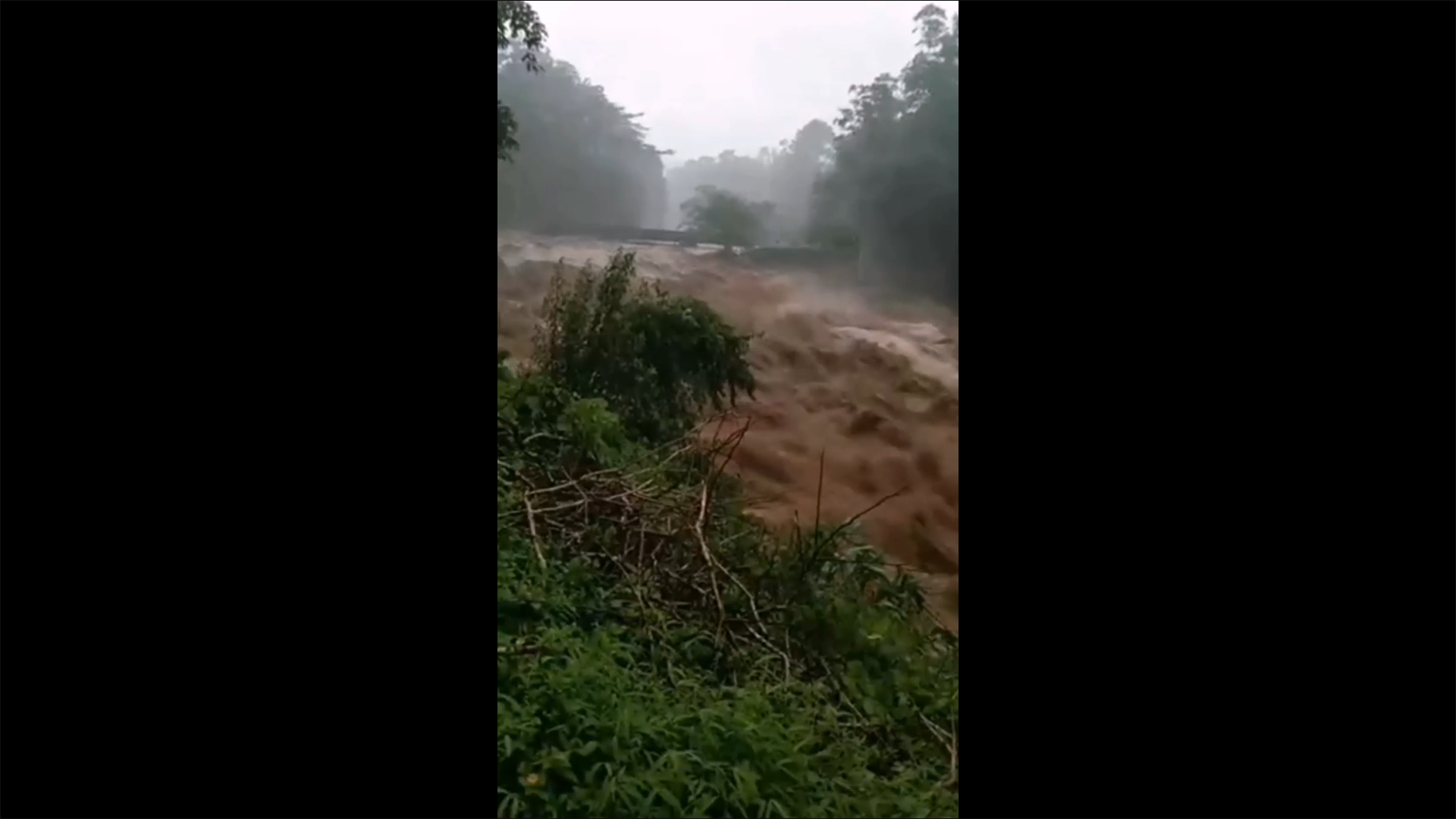 น้ำป่าทะลักน้ำตกเขาช่อง หลากท่วมบ้านเรือน 50 หลัง น้ำป่าทะลักน้ำตกเขาช่อง หลากท่วมบ้านเรือน 50 หลัง