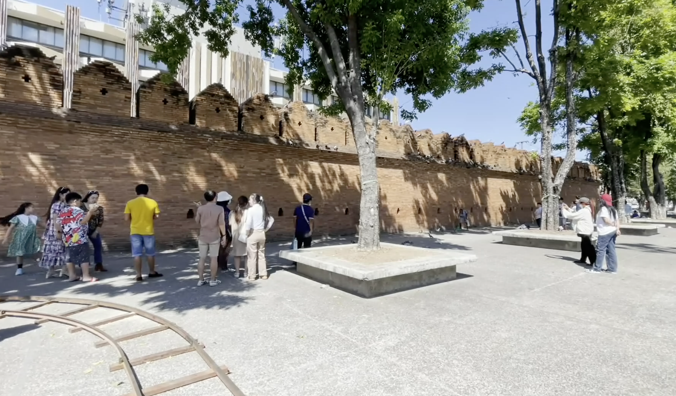 ที่เที่ยวเชียงใหม่ ! จุดแลนมาร์คห้ามพลาด ถ่ายรูปพิราบบินประตูท่าแพ 