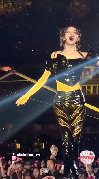 แบรนด์ไทยสร้างเรื่อง!! ดีไซน์ชุดสเตจเดี่ยว 'ลิซ่า BLACKPINK' ที่ซานฟรานซิสโกสุดปั๊วะปัง แบรนด์ไทยสร้างเรื่อง!! ดีไซน์ชุดสเตจเดี่ยว 'ลิซ่า BLACKPINK' ที่ซานฟรานซิสโกสุดปั๊วะปัง